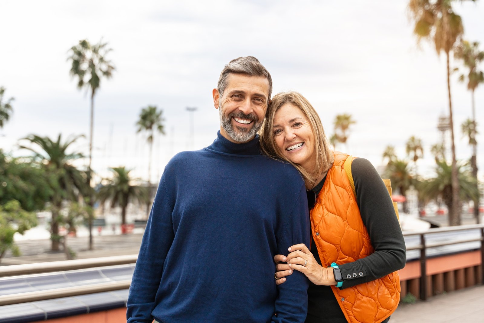 cuidadoras a domicilio en Mataró 15 Portrait of 40 years smiling couple enjoying a weekend together