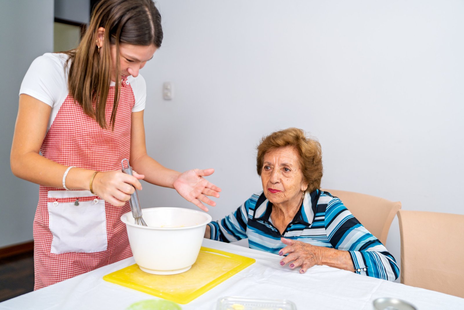 cuidadora nocturna 4 Abuela y nieta con apoyo de cuidadora durante la tarde previa al turno nocturno
