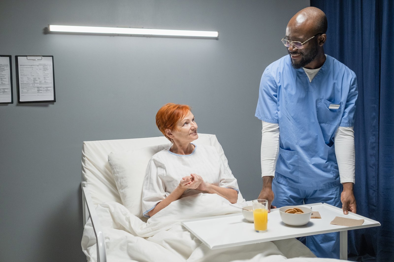 acompañamiento en hospital o residencias 4 Apoyo en comidas y rutinas durante la estancia hospitalaria